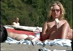 Bruna con una vecchie nude video t-shirt succhiare il pene dell'amante davanti alla webcam.