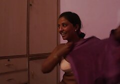 Una video donne matura ragazza con un asciugamano rosso si masturbava davanti a un computer portatile.
