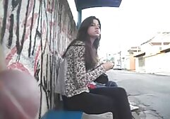 La giovane video anale donne mature donna fa sesso orale su un telefono cellulare con una macchina fotografica.