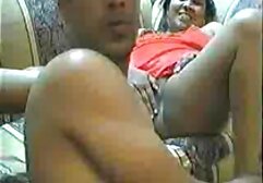 Un ragazzo mangiare una ragazza con grandi tette durante il video amatoriali casalinghe mature massaggio